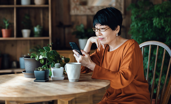 Personne utilisant un distributeur bancaire