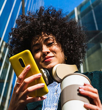 Jeune utilisant son smartphone pour gérer ses services bancaires en mobilité