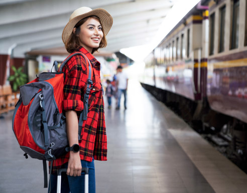 Jeune étudiant en gare, voyage financé grâce à son épargne