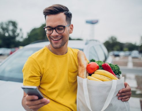 Jeune étudiant faisant ses courses en respectant son budget et son épargne
