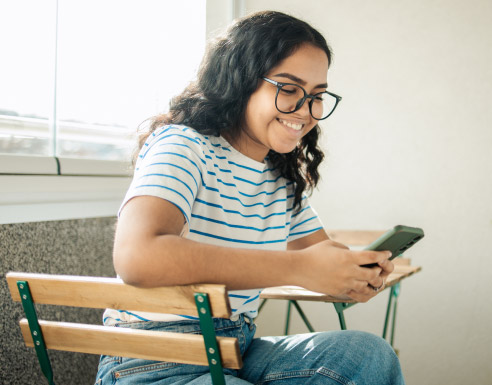 Jeune étudiant travaillant sur ordinateur pour financer ses projets