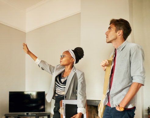 Visite d’un appartement montrant les caractéristiques du bien immobilier à un acheteur potentiel