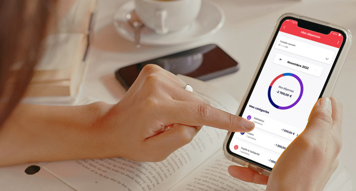 Main consultant une application bancaire pour gérer ses dépenses.