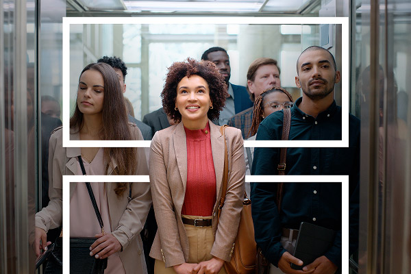 Trois jeunes étudiants échangent sur les services bancaires SG