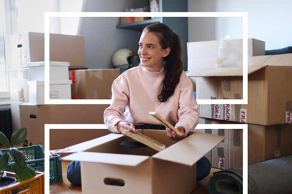 Trois jeunes étudiants échangent sur les services bancaires SG