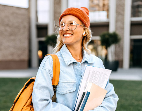 Voyageuse avec sac à dos et documents, prête pour son séjour à l’étranger