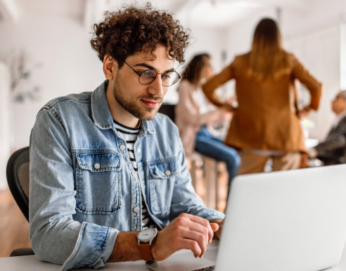 Voyageur utilisant un ordinateur portable pour organiser son séjour à l’étranger