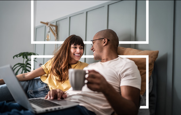 Un jeune couple qui ouvre un compte bancaire joint