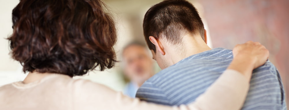 Personne consolée après un attentat terroriste