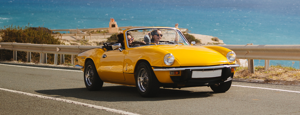 Voiture de collection jaune sur la route