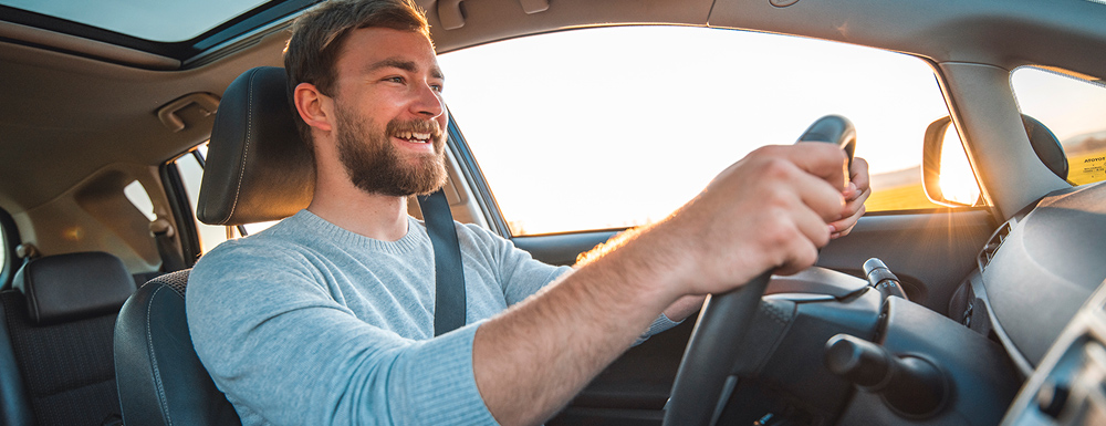 Fonctionnaire au volant d'une voiture assurée