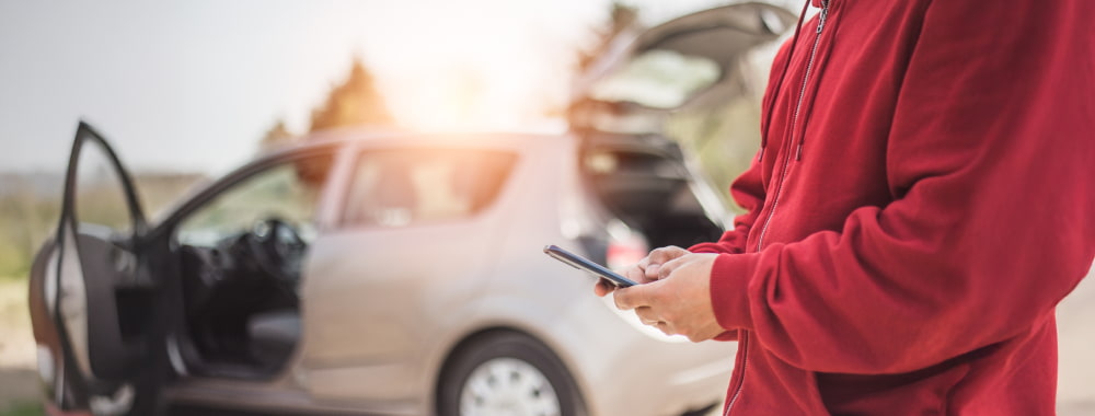 Conducteur calculant son assurance auto au kilomètre