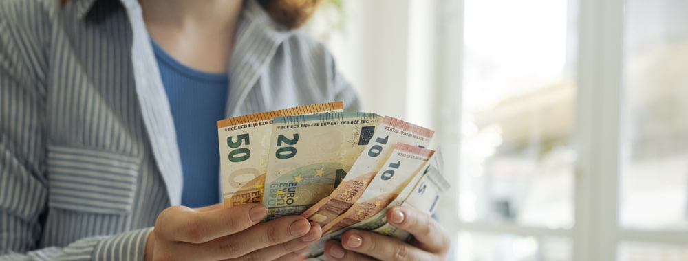 Homme qui compte s'il a le montant suffisant pour ouvrir un compte