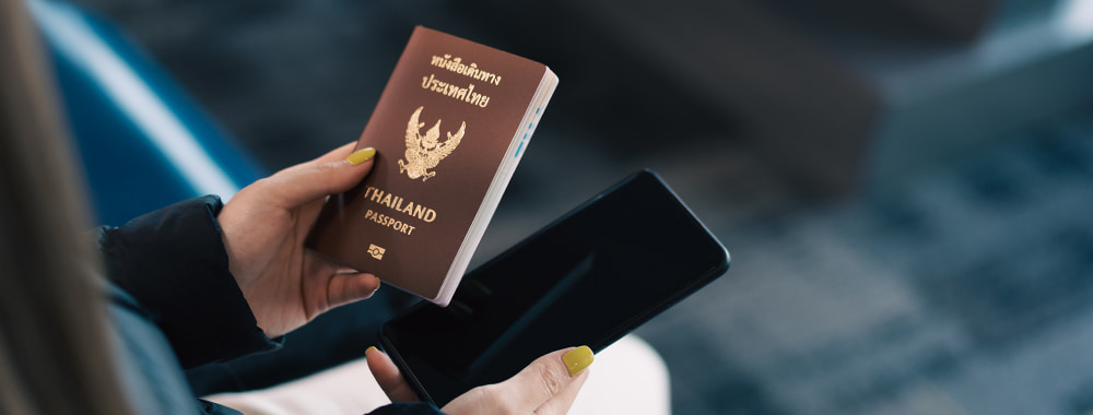 Homme qui ouvre un compte bancaire grâce à un passeport étranger