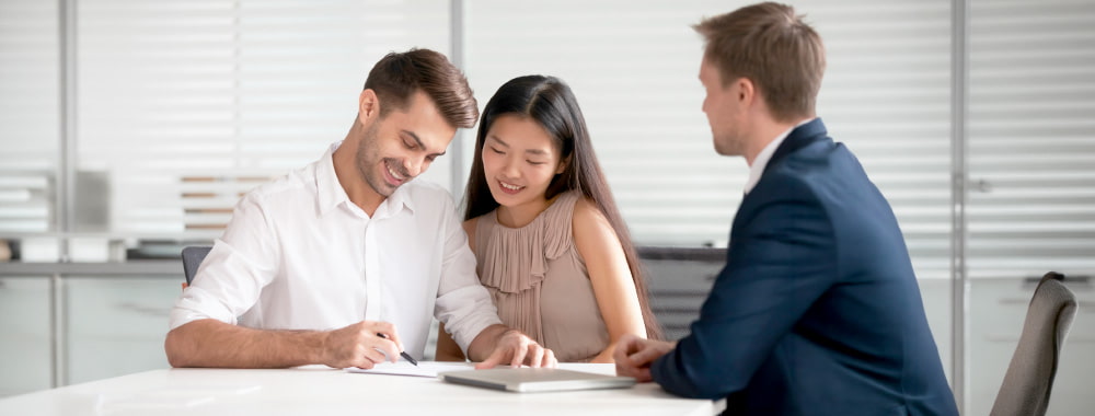 Couple signant leur prêt de primo-accédent