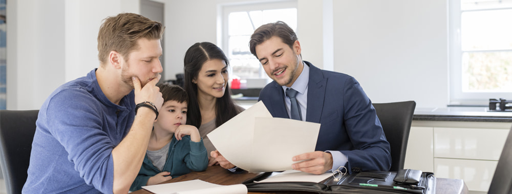 Famille qui découvre le questionnaire de santé pour un prêt immo