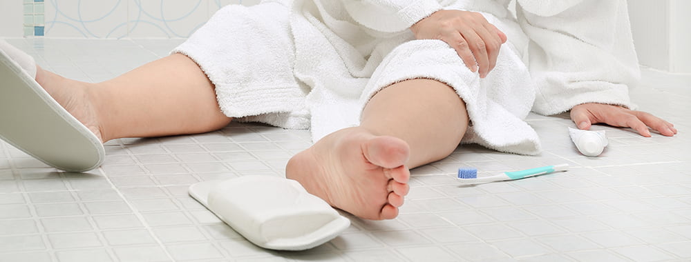 Femme tombée dans la salle de bain