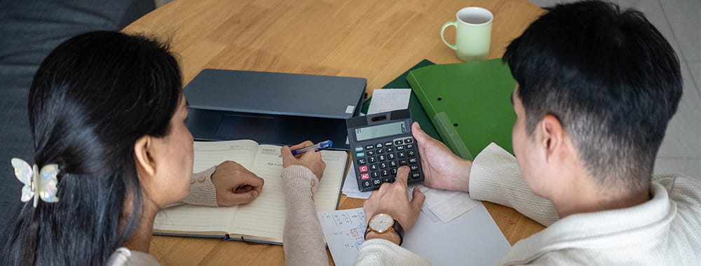 Couple entrain de calculer leur taux d'usure