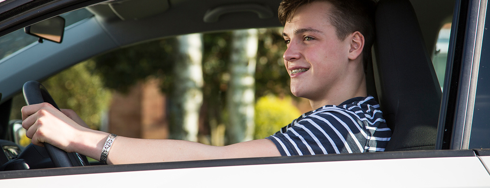 Jeune conducteur dans sa voiture automatique